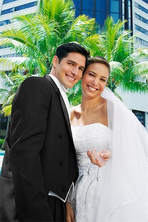 simsearch:673-02386650,k - Low angle view of a newlywed couple smiling Foto de stock - Sin royalties Premium, Código: 625-01261340