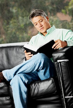 simsearch:625-02931048,k - Senior homme lisant un livre Photographie de stock - Premium Libres de Droits, Code: 625-01261378