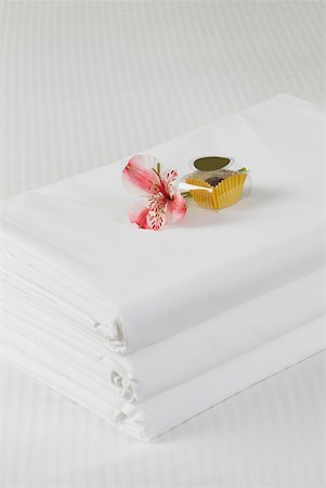High angle view of linen sheets on the bed Foto de stock - Sin royalties Premium, Código: 625-01261465