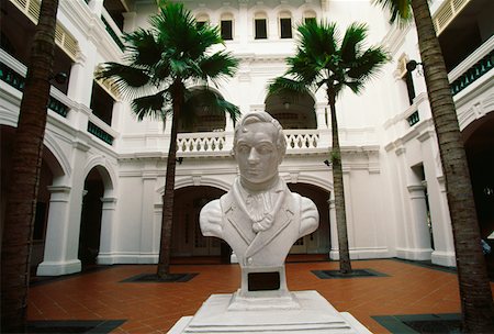 Statue of Sir Thomas Stamford raffles in a courtyard of a hotel Raffles Hotel, Singapore Foto de stock - Sin royalties Premium, Código: 625-01261488