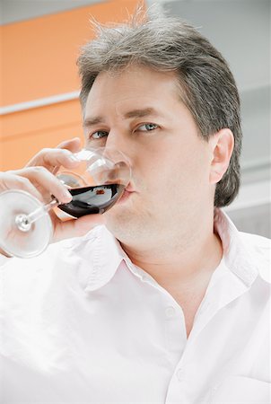 simsearch:628-01712067,k - Portrait of a mature man drinking a glass of red wine Foto de stock - Royalty Free Premium, Número: 625-01261569