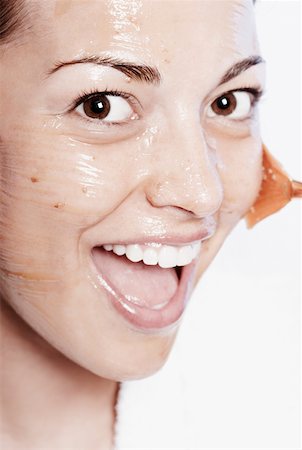 simsearch:625-00837793,k - Portrait d'une jeune femme en appliquant un masque facial Photographie de stock - Premium Libres de Droits, Code: 625-01261644