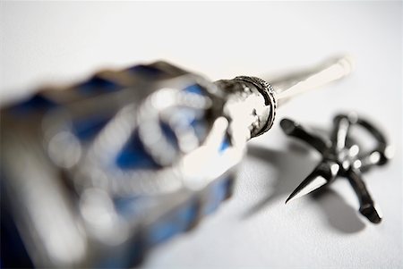 pendiente - Close-up of an ornate bottle and pendant Foto de stock - Sin royalties Premium, Código: 625-01261783