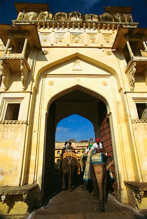 simsearch:625-00806438,k - Tourists sitting on elephants passing through a city gate, Jaipur, Rajasthan, India Foto de stock - Sin royalties Premium, Código: 625-01262073