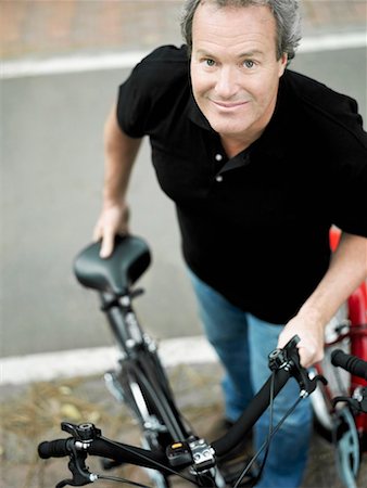 Portrait d'un homme d'âge mûr permanent avec un vélo Photographie de stock - Premium Libres de Droits, Code: 625-01262246