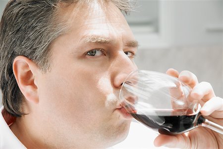 simsearch:628-01712067,k - Portrait of a mature man drinking a glass of red wine Foto de stock - Royalty Free Premium, Número: 625-01262280