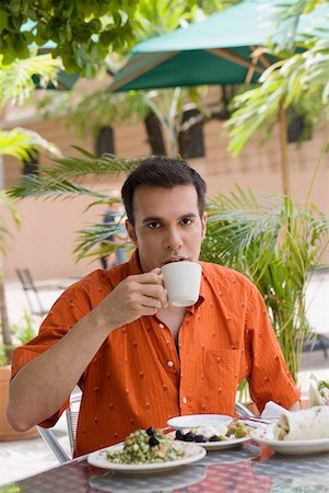 simsearch:625-02928082,k - Porträt eines Mitte Erwachsenen Mannes in einem Restaurant Tee trinken Stockbilder - Premium RF Lizenzfrei, Bildnummer: 625-01262546
