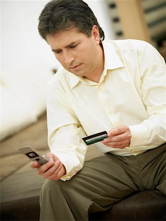 simsearch:625-01097695,k - Close-up of a mature man holding a mobile phone and a credit card Foto de stock - Royalty Free Premium, Número: 625-01262578