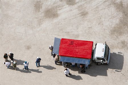 straßenarbeiten - Erhöhte Ansicht der Bauarbeiter in der Nähe eines Semi-truck Stockbilder - Premium RF Lizenzfrei, Bildnummer: 625-01262607