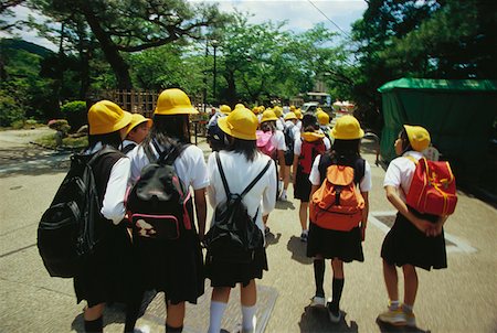 sortie éducative - Groupe d'écolières marchant sur la route, la préfecture de Kyōto, Japon Photographie de stock - Premium Libres de Droits, Code: 625-01262702