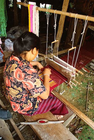 High angle view of a young woman weaving on traditional loom, Sukhothai, Thailand Foto de stock - Royalty Free Premium, Número: 625-01262720