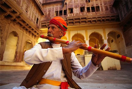 simsearch:625-00806392,k - Gros plan d'un homme d'âge mûr une flûte dans un fort, Fort de Meherangarh, Jodhpur, Rajasthan, Inde Photographie de stock - Premium Libres de Droits, Code: 625-01262741