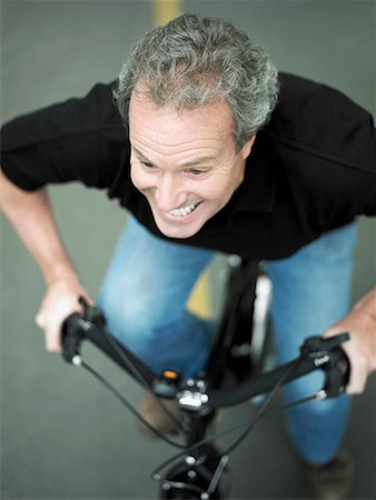 simsearch:625-01265118,k - High angle view of a mature man cycling Fotografie stock - Premium Royalty-Free, Codice: 625-01262922