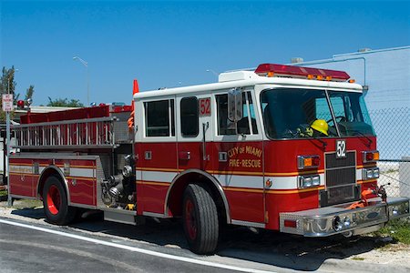 Feuerwehrauto am Straßenrand geparkt Stockbilder - Premium RF Lizenzfrei, Bildnummer: 625-01262946
