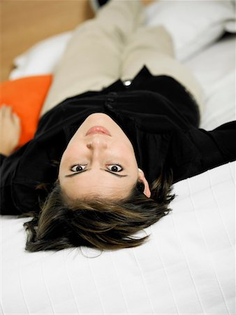 simsearch:625-00899117,k - Porträt einer geschäftsfrau auf dem Bett liegend Stockbilder - Premium RF Lizenzfrei, Bildnummer: 625-01262968