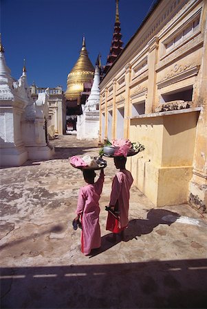 simsearch:625-01752980,k - Rear view of two nuns carrying baskets on their head, Bagan, Myanmar Foto de stock - Royalty Free Premium, Número: 625-01263011