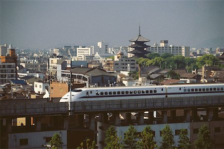 shinkansen - Train à grande vitesse en passant par un pont, préfecture de Kyōto, Japon Photographie de stock - Premium Libres de Droits, Code: 625-01263013