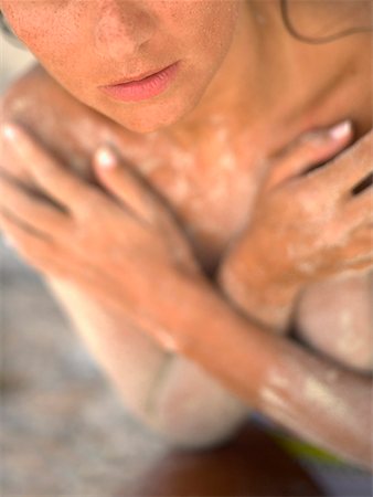 simsearch:625-02930713,k - Mid section view of a young woman covering her breast Stock Photo - Premium Royalty-Free, Code: 625-01263188