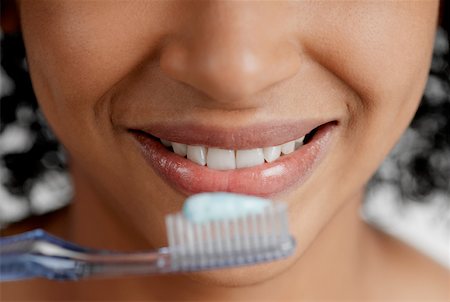 simsearch:625-01746587,k - Gros plan d'une brosse à dents avec dentifrice en face de la bouche d'une jeune femme Photographie de stock - Premium Libres de Droits, Code: 625-01263251