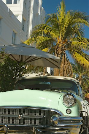 fender - Close-up of a vintage car parked in front of a building Stock Photo - Premium Royalty-Free, Code: 625-01263268