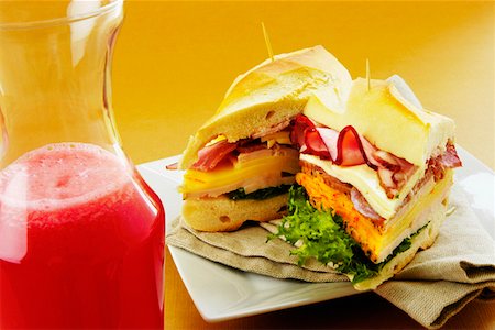 simsearch:625-00898861,k - Gros plan de rôti de bœuf et fromage sandwich près d'une bouteille de jus de fruits Photographie de stock - Premium Libres de Droits, Code: 625-01263283