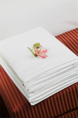 High angle view of linen sheets on the bed Foto de stock - Sin royalties Premium, Código: 625-01263327