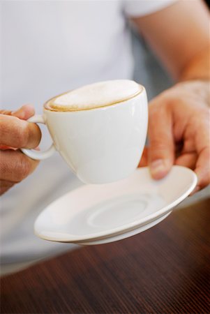 simsearch:625-01095569,k - Mid section view of a person holding a coffee cup Foto de stock - Sin royalties Premium, Código: 625-01263331