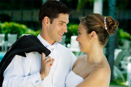 simsearch:630-03479516,k - Nahaufnahme von einem frisch verheirateten Paar einander gegenüber und Lächeln Stockbilder - Premium RF Lizenzfrei, Bildnummer: 625-01263388