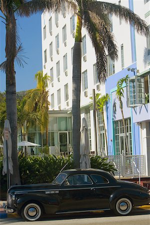 simsearch:625-00898596,k - Car parked in front of a building Miami, Florida, USA Fotografie stock - Premium Royalty-Free, Codice: 625-01263508