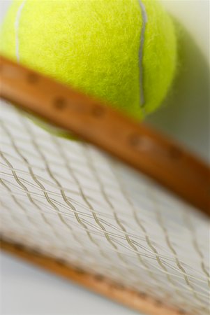 simsearch:625-01037863,k - Gros plan d'une balle de tennis avec une raquette de tennis Photographie de stock - Premium Libres de Droits, Code: 625-01263558