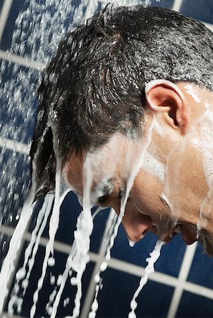 Gros plan d'un jeune homme dans la douche Photographie de stock - Premium Libres de Droits, Code: 625-01263685