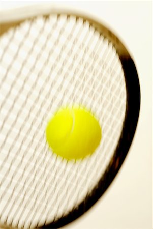 simsearch:625-01037863,k - Gros plan d'une balle de tennis avec une raquette de tennis Photographie de stock - Premium Libres de Droits, Code: 625-01263979