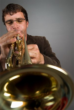 simsearch:625-00802645,k - Close-up of a male musician playing a trumpet Fotografie stock - Premium Royalty-Free, Codice: 625-01744019