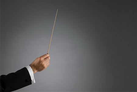 Close-up of a conductor's hand holding a conductor's baton Foto de stock - Royalty Free Premium, Número: 625-01744013