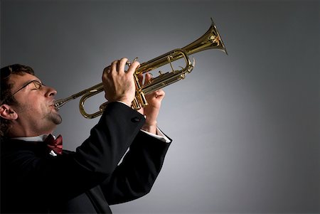 Profil de côté d'un musicien jouant de la trompette Photographie de stock - Premium Libres de Droits, Code: 625-01744024