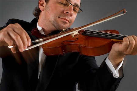 simsearch:625-00802645,k - Close-up of a musician playing a violin Fotografie stock - Premium Royalty-Free, Codice: 625-01744020