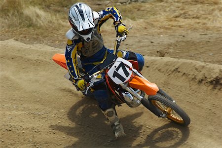 Vue grand angle sur un pilote de motocross motocyclette Photographie de stock - Premium Libres de Droits, Code: 625-01744331