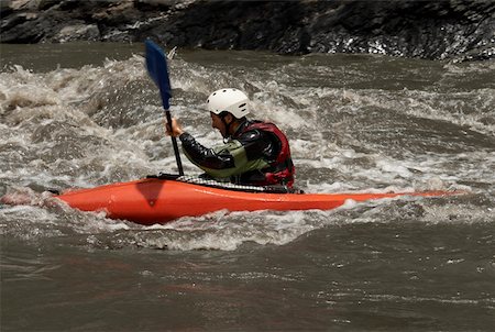 Profil de côté d'un jeune homme kayak dans une rivière Photographie de stock - Premium Libres de Droits, Code: 625-01744580