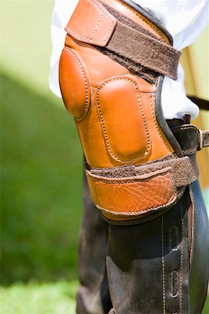 riding boots not equestrian not cowboy not child - Close-up of a person's legs wearing riding boots and a kneepad Foto de stock - Sin royalties Premium, Código: 625-01744748