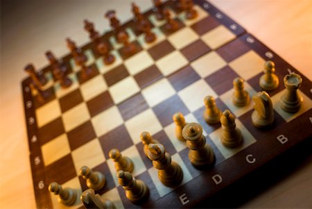 High angle view of chess pieces on a chessboard Foto de stock - Sin royalties Premium, Código: 625-01744774