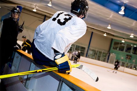 Deux joueurs de hockey sur glace, regarder le hockey sur glace Photographie de stock - Premium Libres de Droits, Code: 625-01744850