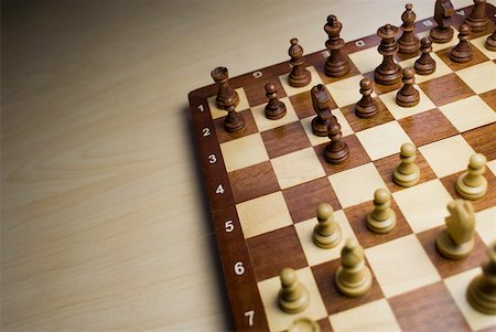 strategic chess - Close-up of chess pieces on a chess board Foto de stock - Sin royalties Premium, Código: 625-01744870