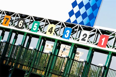 starttor - Leere Starting Gates auf der Pferderennbahn Stockbilder - Premium RF Lizenzfrei, Bildnummer: 625-01744943