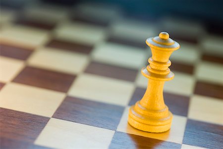 Close-up of a chess piece on a chessboard Foto de stock - Sin royalties Premium, Código: 625-01745092
