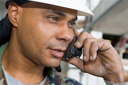 simsearch:694-03327365,k - Gros plan d'un mâle ouvrier parlant sur un téléphone mobile Photographie de stock - Premium Libres de Droits, Code: 625-01745843