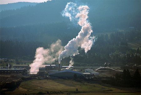 smokestack environment mountain - Large commercial sawmill, Idaho, USA Foto de stock - Sin royalties Premium, Código: 625-01745953