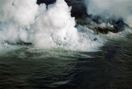 Steam rises from lava flowing into the sea, Hawaii Foto de stock - Sin royalties Premium, Código: 625-01746112