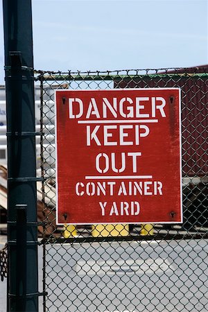 Close-up of a warning sign on a chain-link fence Foto de stock - Sin royalties Premium, Código: 625-01746164