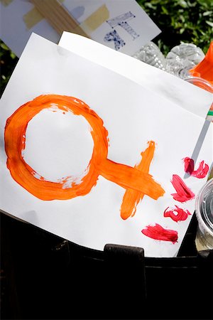 porta-cartões - Female symbol and disposable cups in a garbage bin Foto de stock - Royalty Free Premium, Número: 625-01746253