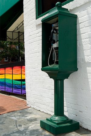 simsearch:625-01746293,k - Pay phone near a building with the rainbow flag in the background Foto de stock - Royalty Free Premium, Número: 625-01746291
